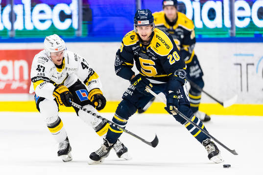 Västerås Roe Logan i kamp om pucken med Södertäljes