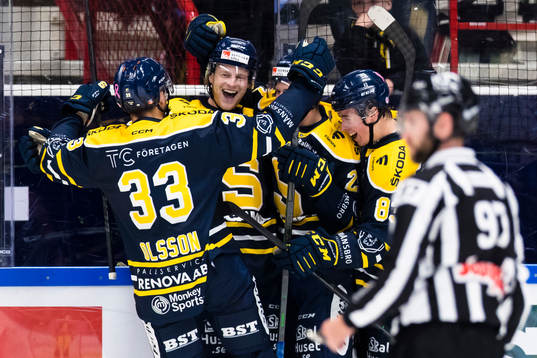 Södertäljes Brett Pollock (m) jublar med lagkamrater
