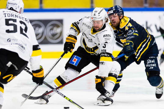 Västerås Mikael Frycklund i kamp om pucken med