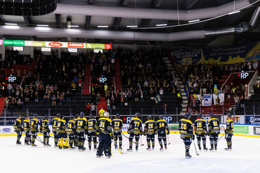 Södertäljes spelare tackar publiken