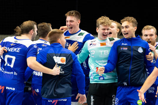 Alingsås Daniel Blomgren och målvakt Emil Schatzl jublar