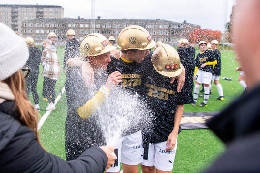 Det sprutas champagne på Häckens Elin Nilsen och Karin