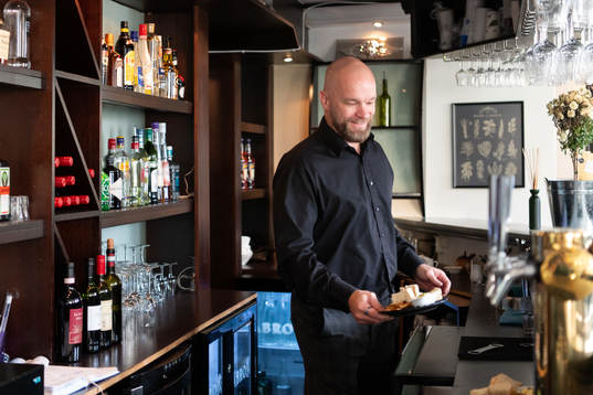 Den f.d. ishockeyspelaren Sami Torkki på sin restaurang