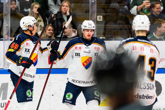 Djurgårdens Filip Cederqvist (mitten) jublar