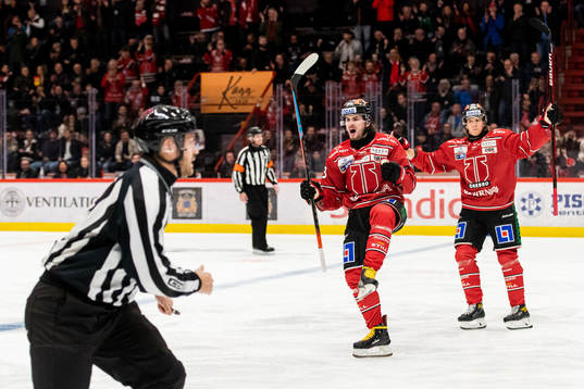 Örebros Petr Zámorský jublar med Marcus Hardegård