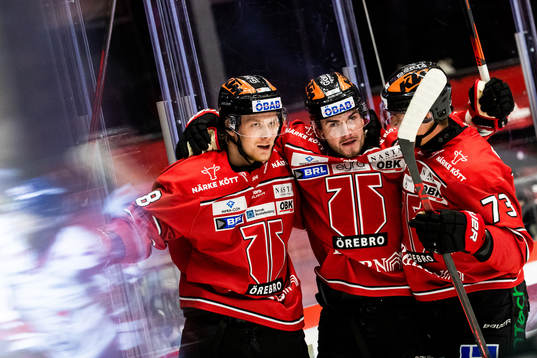 Örebros Rodrigo Abols jublar med Petr Zámorský och