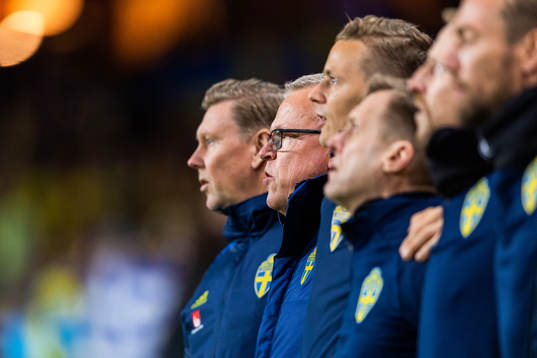 Head coach Janne Andersson of Sweden singing