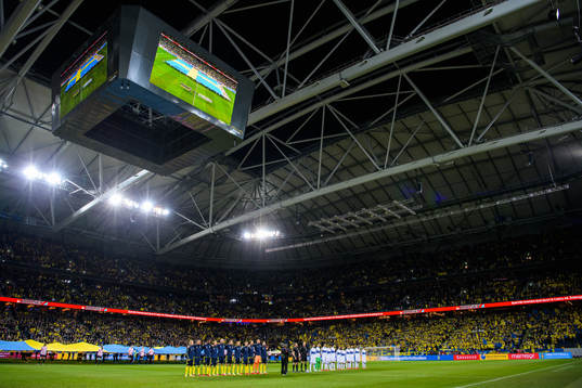 Players of Sweden and Greece are lined up