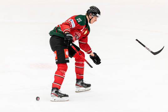 The stick of Elmer Söderblom of Frölunda breaks as he