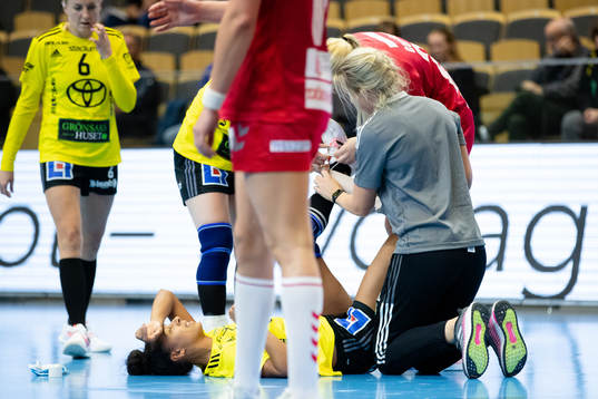 Sävehofs Jamina Roberts får sin fot lindad