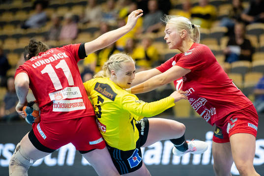 Sävehofs Mathilda Lundström stoppas av Höörs Amelia