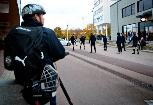 En ungdom kollar när Örebrospelarna värmer upp
