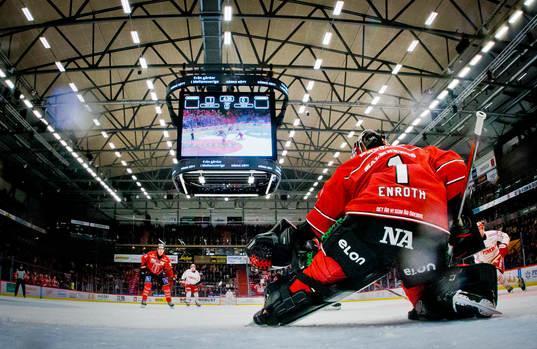 Örebros målvakt Jhonas Enroth räddar ett skott
