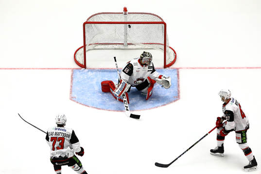 Mål förbi Malmö Redhawks målvakt Oscar Alsenfelt