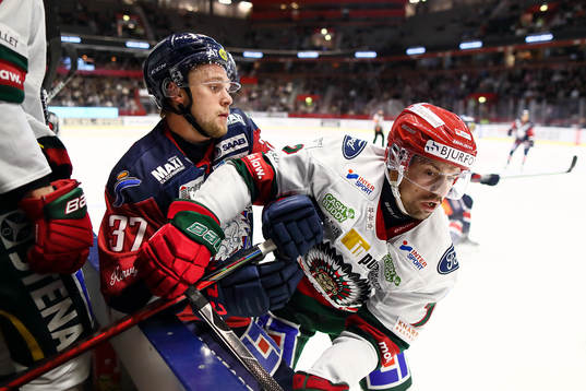 uLinköpings Jesper Pettersson nder ishockeymatchen i SHL