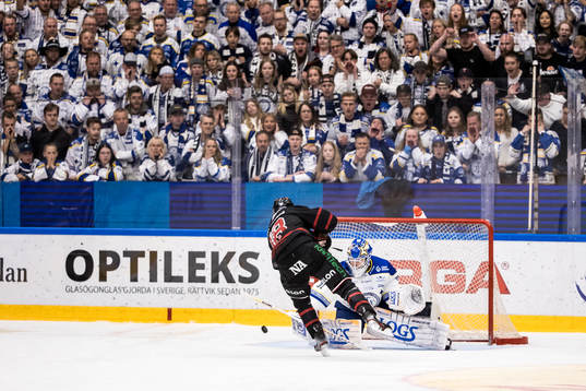 Leksands målvakt Kasimir Kaskisuo räddar straff från