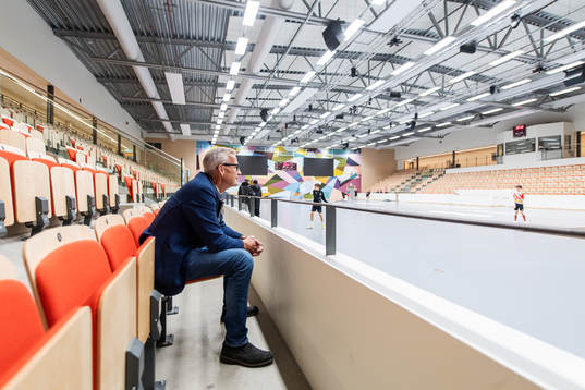 Hans Wallenstam tittar ut över Wallenstam Arena