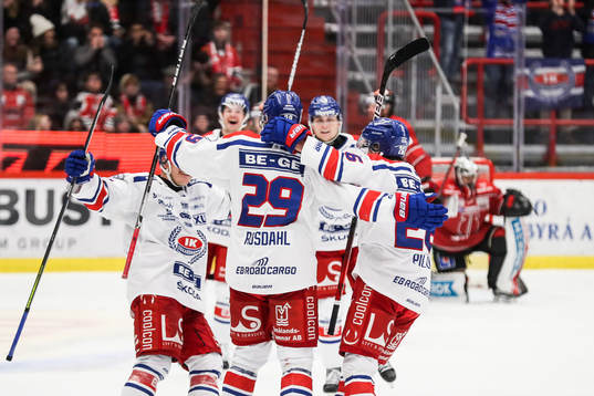Oskarshamns Kim Rosdahl jublar med lagkamrater