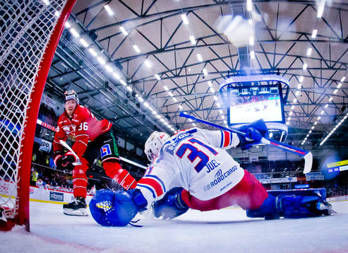 Örebros Emil Larsson lägger en straff som Oskarshamns