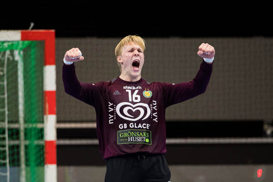 Sävehofs målvakt Bertram Obling jublar