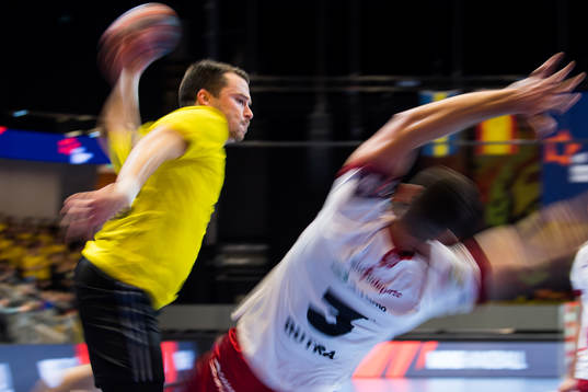 Sävehofs Sebastian Karlsson och BM Logronos Leonardo Dutra