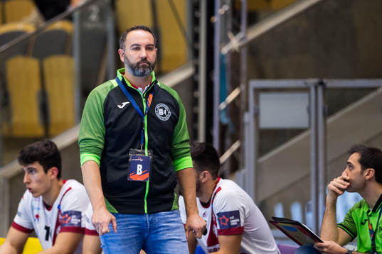 BM Logronos tränare Miguel Angel Velasco deppar