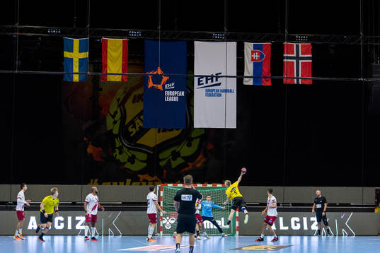 EHF-flaggor bakom Sävehofs Olle Ek när han skjuter mot BM