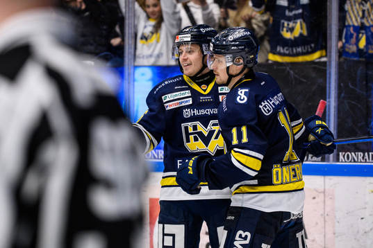 s Fredrik Forsberg jublar med Simon Önerud