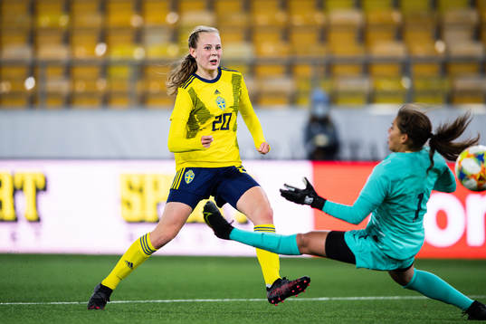 Sveriges Line Wessman gör 2-1 bakom Frankrikes målvakt