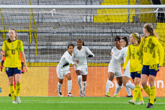 Frankrikes Louna Belhout Achi, Shana Chossenotte, Julie