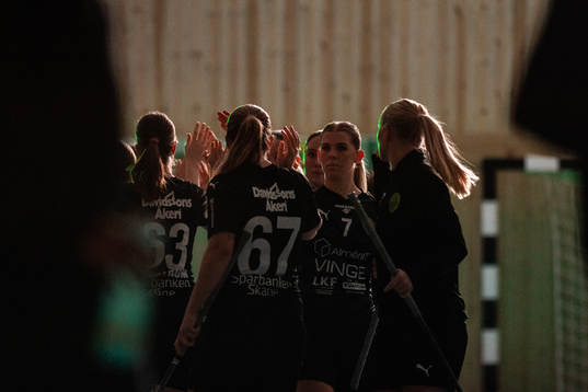 Lunds spelare gör entré till innebandymatchen i damernas
