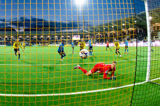 Häckens Leo Bengtsson gör 2-1 bakom Halmstads målvakt