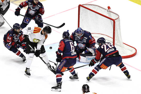 Brynäs Adam Pettersson och Linköpings målvakt Marcus