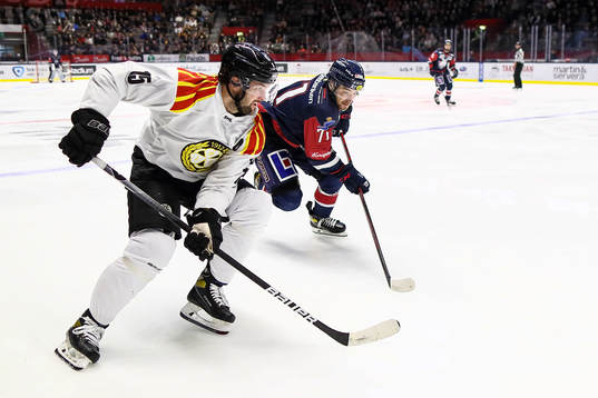 Brynäs Simon Bertilsson och Linköpings Robert Lantosi