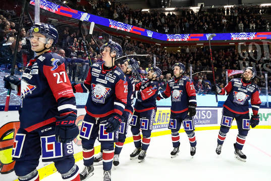 Linköpings spelare med bl.a. nye John Nyberg jublar och
