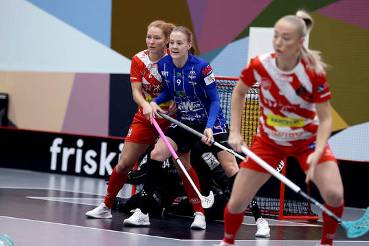Pixbos Lagkapten Ida Sundberg och Karlstads Linnéa Wallgren