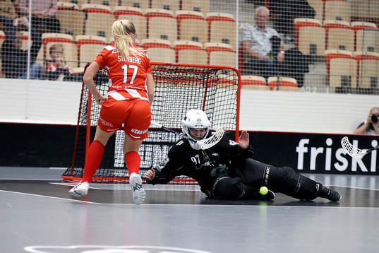 Karlstads målvakt Jessica Rolf räddar friläge