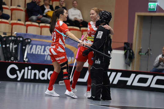 Pixbos målvakt Lara Heini räddar straff