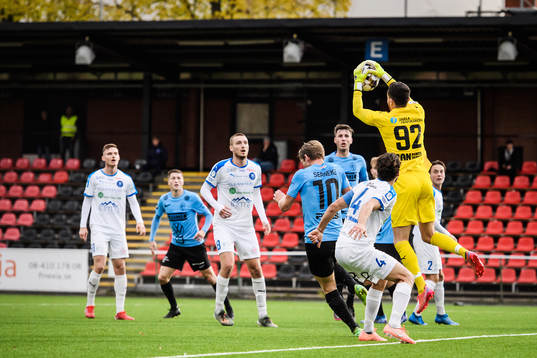 Akropolis målvakt Oresti Menka räddar en hörna