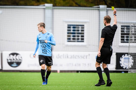 Landskronas Oscar Petersson visas gult kort