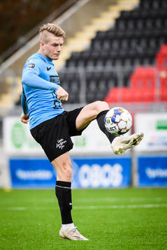 Landskronas Jacob Blixt tar ner bollen
