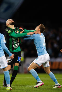 Varbergs Robin Simovic och Malmö FFs Niklas Moisander