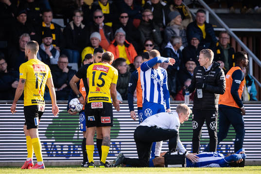 Mjällbys Ivan Kricak tilldelas ett rött kort medan IFK