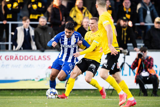 IFK Göteborgs Hosam Aiesh och Mjällbys Elias Andersson