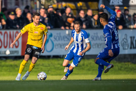 Mjällbys Kadir Hodzic  och IFK Göteborgs Marcus Berg och