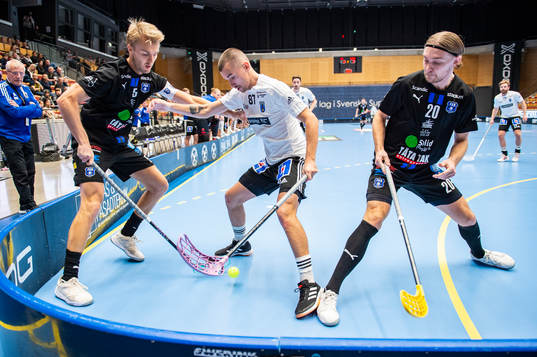 Helsingborgs Oliver Johansson  och Jonathan Nilsson ikapp