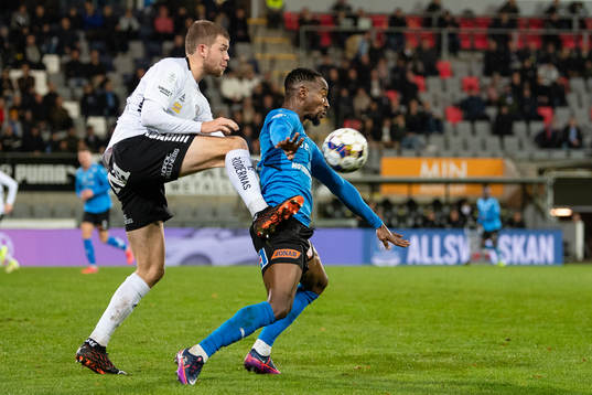 Örebros Niclas Bergmark och Halmstads Sadat Karim