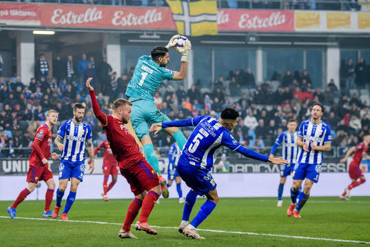 Djurgårdens Nicklas Bärkroth mot IFK Göteborgs målvakt