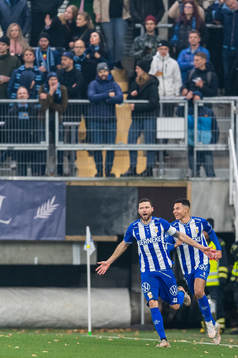 IFK Göteborgs Marcus Berg jublar med Alexander Jallow