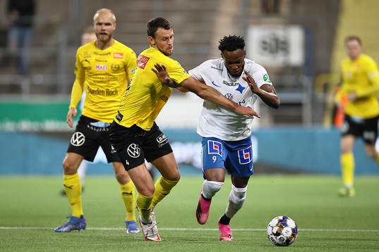 Mjällbys Max Watson och IFK Norrköpings Samuel Adegbenro